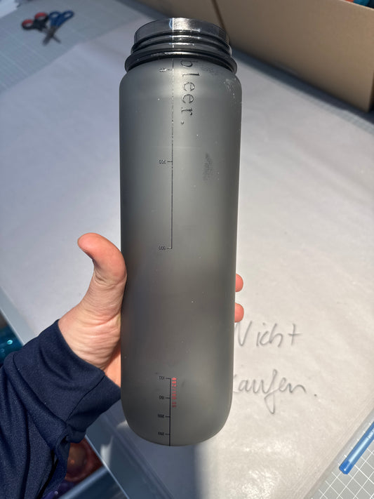 Unbrauchbare Demotivations-Flasche